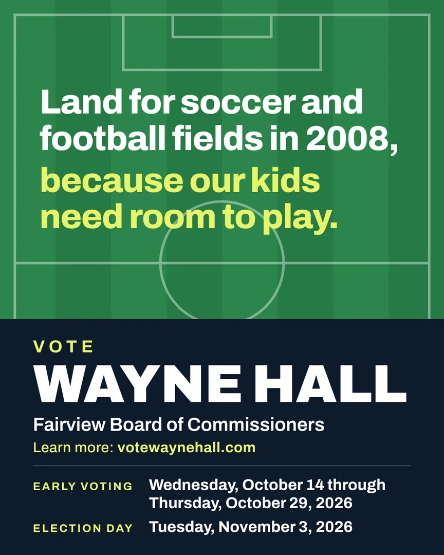 Gráfico de campaña. Terrenos para canchas de fútbol y de fútbol americano en 2008, porque nuestros niños necesitan espacio para jugar. Vote por Wayne Hall, Junta de Comisionados de Fairview. Más información: votewaynehall.com.